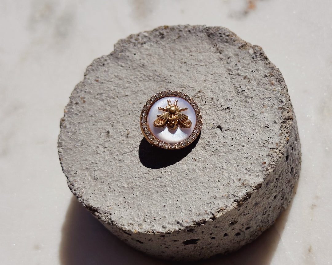Mother Pearl bee pin boton