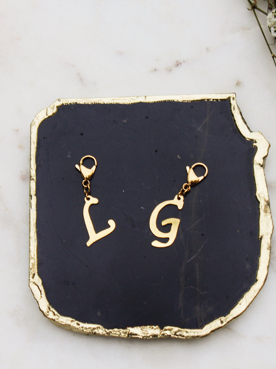 Golden letters charm , más opciones en variantes.